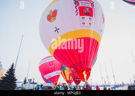 NIZHNY Novgorod, Russia - 24 febbraio 2018. Mass-start sul festival di aria calda ballons Foto Stock