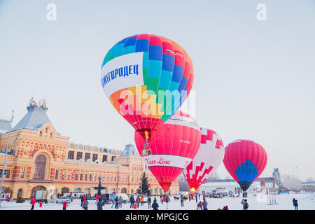 NIZHNY Novgorod, Russia - 24 febbraio 2018. Mass-start sul festival di aria calda ballons Foto Stock