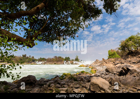 Big Khone Phapheng waterfall - don phapheng, don khong, si phan don su quattro mila isole in Laos. Paesaggio di natura nel sud est asiatico durante su Foto Stock