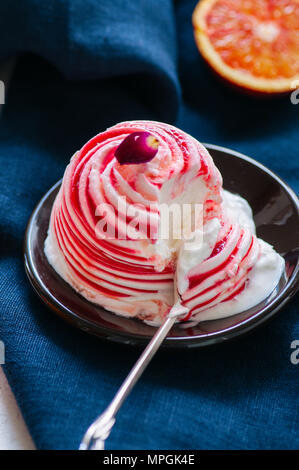 Acqua di Rose Arancio sanguigno e con gelato alla vaniglia servito su una piastra. Pietra Bianca dello sfondo. Foto Stock