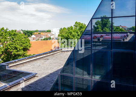 Vista panoramica sull'architettura dell'edificio. tetto con grandi finestre di vetro. Foto Stock