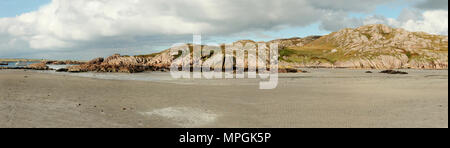 Le isole rocciose e barche da Isle of Mull ferry terminal, Scozia Foto Stock