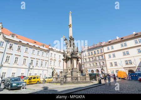 Una vista della Colonna della Santissima Trinità nella piazza antistante la chiesa di San Nicola a Praga, Repubblica Ceca Foto Stock