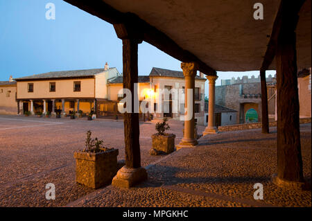 Plaza Mayor o del Arcipreste & Puerta de Santa Maria, HITA, Guadalajara, Spagna. Piazza principale, Santa Maria porta. Foto Stock