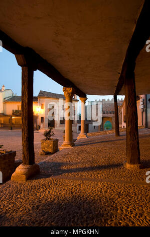 Plaza Mayor o del Arcipreste & Puerta de Santa Maria, HITA, Guadalajara, Spagna. Piazza principale, Santa Maria porta. Foto Stock