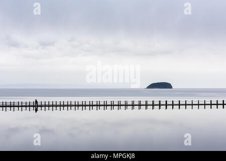 La causeway lungo il lago marino a Weston-super-Mare Lungomare con ripidi Holm isola nel Canale di Bristol al di là, North Somerset, Inghilterra. Foto Stock