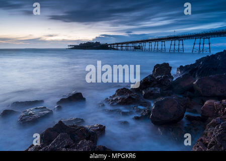 I derelitti Birnbeck Pier nel canale di Bristol a Weston-super-Mare, North Somerset, Inghilterra. Foto Stock