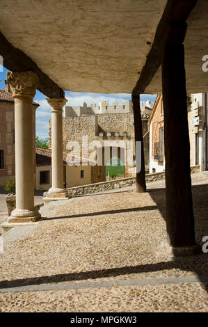 Plaza Mayor o del Arcipreste & Puerta de Santa Maria, HITA, Guadalajara, Spagna. Piazza principale, Santa Maria porta. Foto Stock