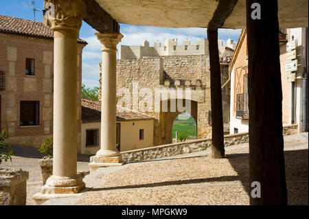 Plaza Mayor o del Arcipreste & Puerta de Santa Maria, HITA, Guadalajara, Spagna. Piazza principale, Santa Maria porta. Foto Stock