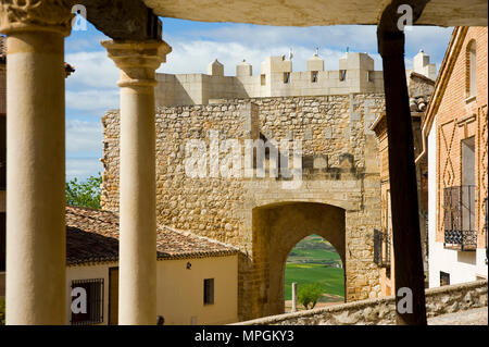 Plaza Mayor o del Arcipreste & Puerta de Santa Maria, HITA, Guadalajara, Spagna. Piazza principale, Santa Maria porta. Foto Stock