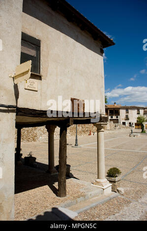 Plaza Mayor o del Arcipreste & Puerta de Santa Maria, HITA, Guadalajara, Spagna. Piazza principale, Santa Maria porta. Foto Stock