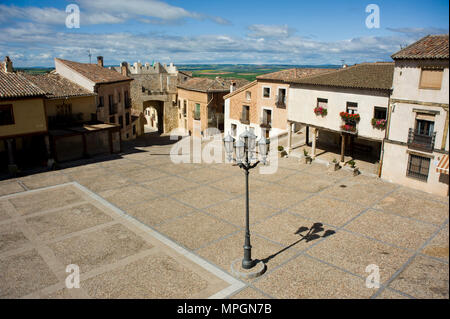 Plaza Mayor o del Arcipreste & Puerta de Santa Maria, HITA, Guadalajara, Spagna. Piazza principale, Santa Maria porta. Foto Stock