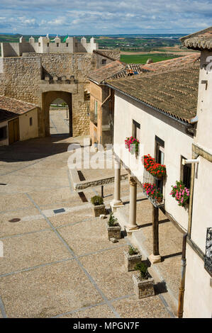 Plaza Mayor o del Arcipreste & Puerta de Santa Maria, HITA, Guadalajara, Spagna. Piazza principale, Santa Maria porta. Foto Stock