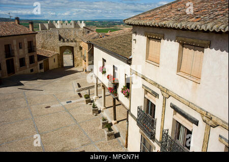 Plaza Mayor o del Arcipreste & Puerta de Santa Maria, HITA, Guadalajara, Spagna. Piazza principale, Santa Maria porta. Foto Stock