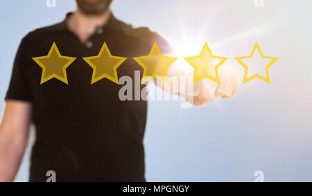 Imprenditore toccando traslucido interfaccia touch-screen con golden star rating Foto Stock