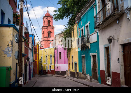 Coloratissima street nel centro storico, Guanajuato, città nel Messico centrale Foto Stock