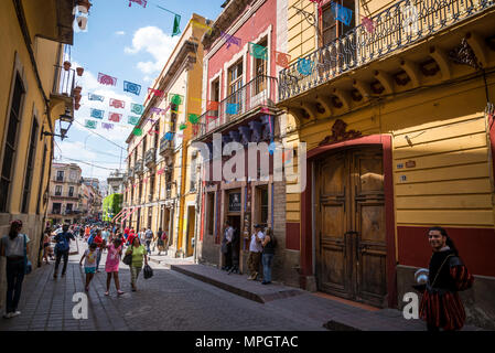 Coloratissima street nel centro storico, Guanajuato, città nel Messico centrale Foto Stock