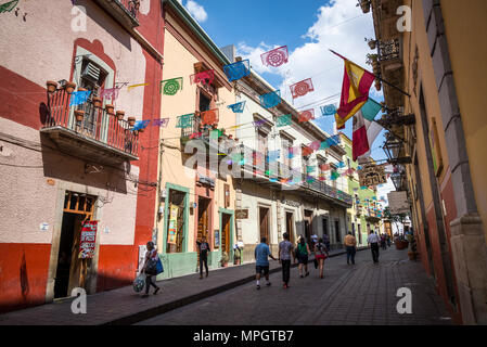 Coloratissima street nel centro storico, Guanajuato, città nel Messico centrale Foto Stock