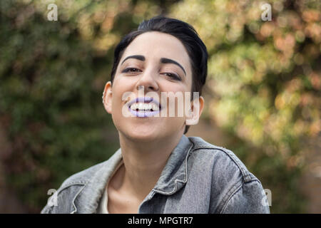 Bella ragazza caucasica con capelli corti in posa di una moda sparare con abbigliamento moderno. Foto Stock