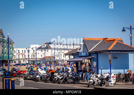 Moto parcheggiate fino a porthcawl caffè sul mare Foto Stock