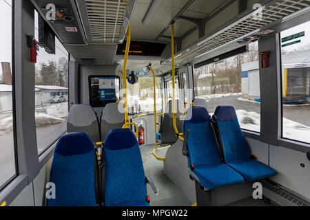 Interno del vuoto svedese moderna bus con autista di autobus si riflette nel retrovisore, ma senza passeggeri Foto Stock