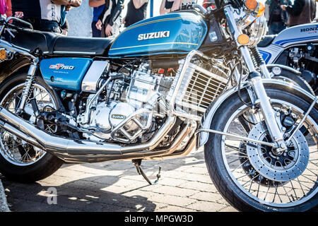 Moto parcheggiate fino a porthcawl caffè sul mare Foto Stock