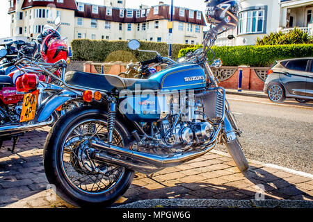 Moto parcheggiate fino a porthcawl caffè sul mare Foto Stock