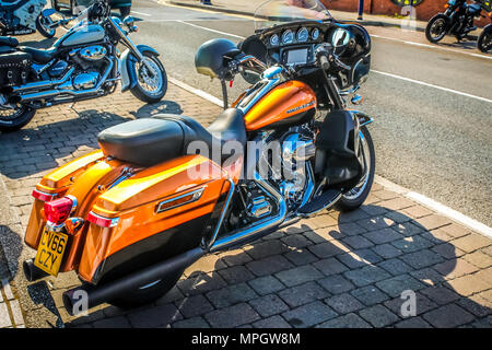 Moto parcheggiate fino a porthcawl caffè sul mare Foto Stock