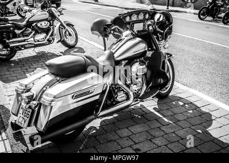 Moto parcheggiate fino a porthcawl caffè sul mare Foto Stock