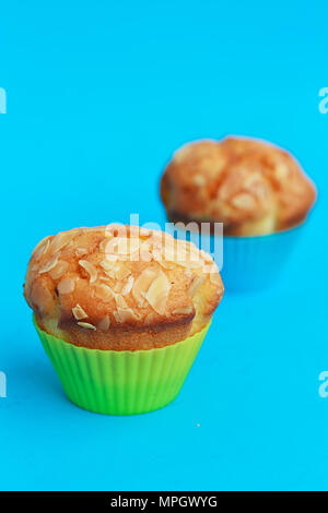 Muffin in silicone teglie su uno sfondo blu Foto Stock