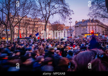 Folla per una manifestazione a Parigi, in Francia Foto Stock