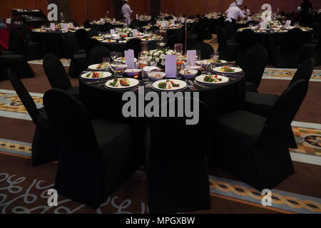 Un meravigliosamente progettato camera nuziale e tavoli da pranzo o il concetto di gala Foto Stock