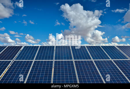 DE AAR, SUD AFRICA - Mercoledì 16 marzo 2016, il più grande impianto fotovoltaico nell emisfero sud dalla capitale solare al di fuori De Aar. Foto Stock