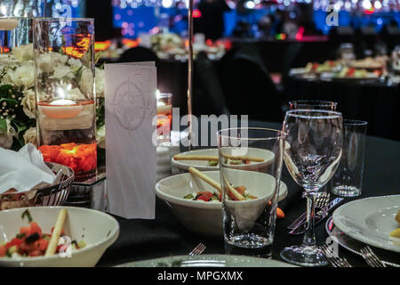 Un meravigliosamente progettato camera nuziale e tavoli da pranzo o il concetto di gala Foto Stock