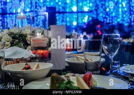 Un meravigliosamente progettato camera nuziale e tavoli da pranzo o il concetto di gala Foto Stock