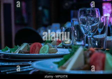 Un meravigliosamente progettato camera nuziale e tavoli da pranzo o il concetto di gala Foto Stock