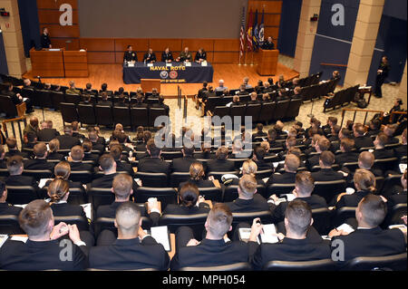 170224-N-IK959-762 South Bend, ind. (Feb. 24, 2017) oltre 250 Riserva navale addestramento ufficiali Corps aspiranti guardiamarina ascoltare un pannello del Navy e Marine Corps junior officer presso la XXII edizione della Leadership navale seminario di fine settimana. (U.S. Navy foto di Scott A. Thornbloom/rilasciato) Foto Stock