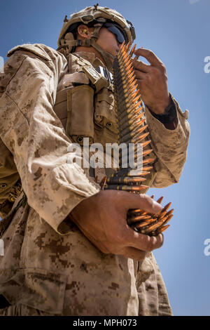 RABKUT, Oman (feb. 20, 2017) DEGLI STATI UNITI Marine Sgt. Oscar Deng, un mortarman fanteria con armi Company, battaglione atterraggio Squadra 1st Bn., 4 Marines, undicesimo Marine Expeditionary Unit (MEU) detiene una maglia di 7,62 mm manche per un M240B medie mitragliatrice durante una mitragliatrice gamma come parte dell esercizio soldato mare '17, Feb. 20. I marines e marinai con armi Co. ha sparato il M240B e M249 mitragliatrici, che ha consentito a ciascun organo di servizio per mettere in pratica il carico, la cottura e la cancellazione di ogni sistema di arma. Soldato di mare 2017 è un annuale, esercizio bilaterali condotte con il Royal Army di Oman progettato a dem Foto Stock