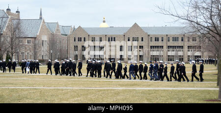 170224-N-IK959-724 South Bend, ind. (Feb. 24, 2017) riserva navale addestramento ufficiali Corps aspiranti guardiamarina passeggiata attraverso il campus dell'Universita' di Notre Dame al ventiduesimo annuale Leadership navale seminario di fine settimana. (U.S. Navy foto di Scott A. Thornbloom/rilasciato) Foto Stock