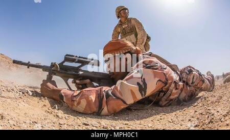 RABKUT, Oman (feb. 19, 2017) DEGLI STATI UNITI Marine Cpl. Johnny Zacarias con la società A, battaglione atterraggio Squadra 1st Bn., 4 Marine, undicesimo Marine Expeditionary Unit (MEU), incarica un esercito reale di Oman soldato durante un compagno di team di incendio e intervallo di movimento come parte di esercitare il soldato di mare, Feb. 19. Il team di buddy è il primo blocco di costruzione a gettare le fondamenta del fuoco da elemento di manovra - la squadra del plotone o azienda. Soldato di mare 2017 è un annuale, esercizio bilaterali condotte con il Royal Army di Oman progettato per dimostrare la cooperativa abilità e la volontà degli Stati Uniti e i paesi partner a lavorare tog Foto Stock