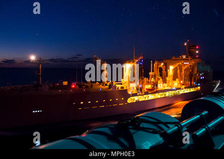 170228-N-XK809-515 Mar Cinese Orientale (feb. 28, 2017), l'Henry J. Kaiser-classe oliatore di rifornimento USNS Pecos (T-AO 197) vapori al fianco di assalto anfibio nave USS Bonhomme Richard (LHD 6) durante un rifornimento di carburante in mare. Bonhomme Richard è su una pattuglia di routine, operando in Indo-Asia-regione del Pacifico per servire come un forward-capacità per qualsiasi tipo di emergenza. (U.S. Foto di Marina di Massa lo specialista di comunicazione di terza classe William Sykes/rilasciato) Foto Stock