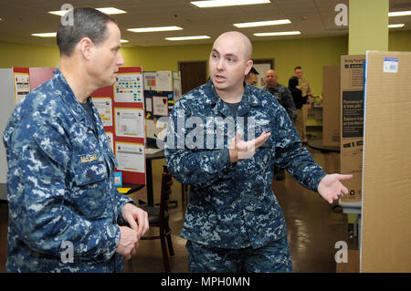 Il Corpus Christi, Texas - Ospedale Corpsman terza classe (FMF) Donald Lee Tobias, da Magnolia, Texas, presenta l'optometria clinica il miglioramento delle prestazioni (PI) iniziative durante la Naval Health Clinic Corpus Christi 1° annuale fiera pi Feb. 24. (U.S. Navy foto di William amore/RILASCIATO) 170224-N-KF478-001 Foto Stock