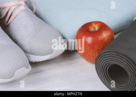 Scarpe e acqua con set per attività sportive. Concetto di fitness Foto Stock