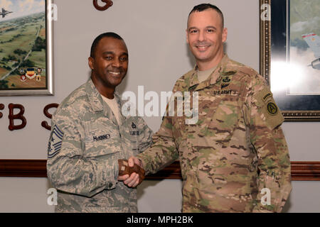 Stati Uniti Army Sgt. Il Mag. Kenneth Agueda, U.S. Esercito operativa centrale sergente maggiore, a destra è riconosciuto dal Chief Master Sgt. Christopher McKinney, 20th Fighter Wing command chief, sinistra, per i suoi sforzi per aiutare i soldati a Shaw Air Force Base, S.C., 1 marzo 2017. Agueda coordinate con il ventesimo FW Sottufficiale superiore per migliorare il soldato' integrazione nella comunità di Shaw. (U.S. Air Force foto di Airman 1. Classe Kathryn R.C. Reaves) Foto Stock