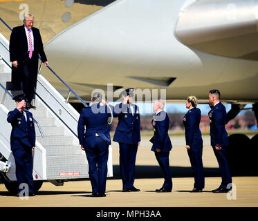 Presidente Trump è accolto da magg. Gen. John K. McMullen, vice comandante, Air Combat Command, Col. Caroline Miller, 633rd Air Base Wing Commander e Col. Peter Fesler, 1° Fighter Wing Commander a base comune Langley-Eustis, Virginia, Marzo 2, 2017. Il 633rd ABW è l'ala ospite a 24.000 aviatori, soldati e civili che supportano 11 grandi unità, uno dei quali è il primo FW, la cui missione è fornire la furtività, combattere airpower in tutto il mondo con breve preavviso per comandanti combattente. (U.S. Air Force foto di Senior Airman Areca T. campana) Foto Stock