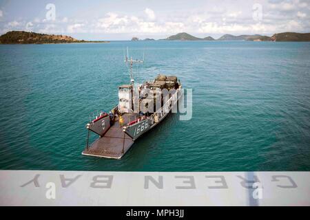 170224-N-JH293-017 SATTAHIP, Thailandia (feb. 24, 2017) Landing Craft utility 1666, assegnato alla spiaggia navale unità 7, si imbarca ben deck di trasporto anfibio dock nave USS Green Bay (LPD 20) durante l'esercizio Cobra Gold 2017. L'esercizio è il più grande teatro di cooperazione nel campo della sicurezza in esercizio il Indo-Asia-regione del Pacifico ed è parte integrante dell'impegno degli Stati Uniti per rafforzare l'impegno nella regione. (U.S. Foto di Marina di Massa lo specialista di comunicazione 1a classe Chris Williamson/rilasciato) Foto Stock