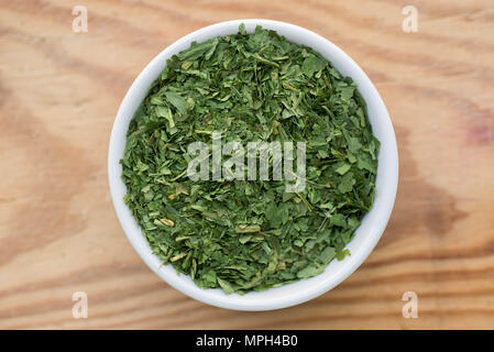 Aglio selvatico (Allium ursinum) le erbe in un piccolo recipiente om tavolo in legno Foto Stock