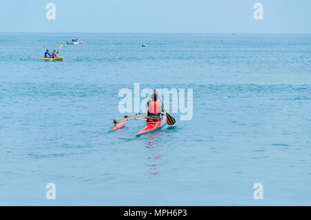 Il kayak. L'uomo sguazzare un kayak. Foto Stock