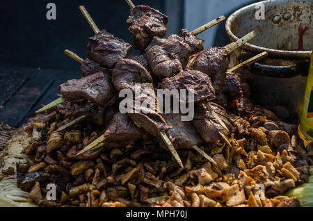 Tradizionale cibo Peruviano chiamato anticuchos Foto Stock