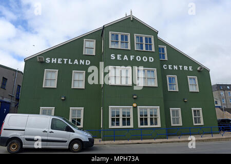 Stewart edificio in Shetland sulla banchina del porto a casa per la Shetland Centro di frutti di mare e di SNH con signage all'esterno dell'edificio Foto Stock